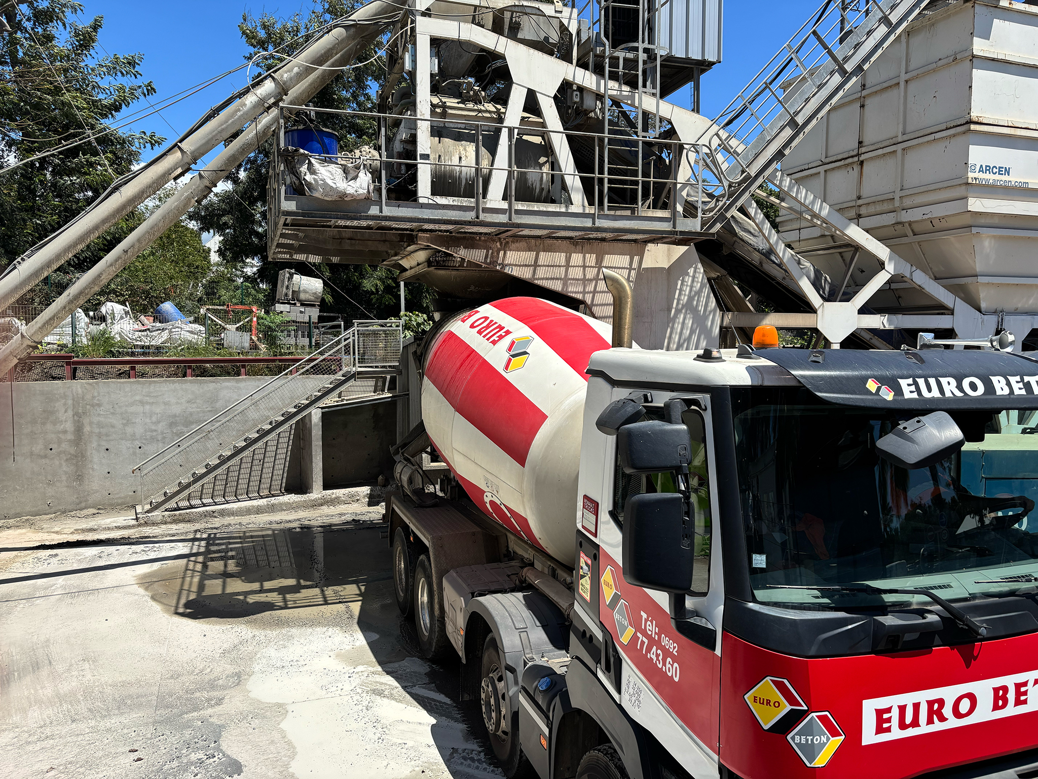 Réception du ciment par un camion malaxeur