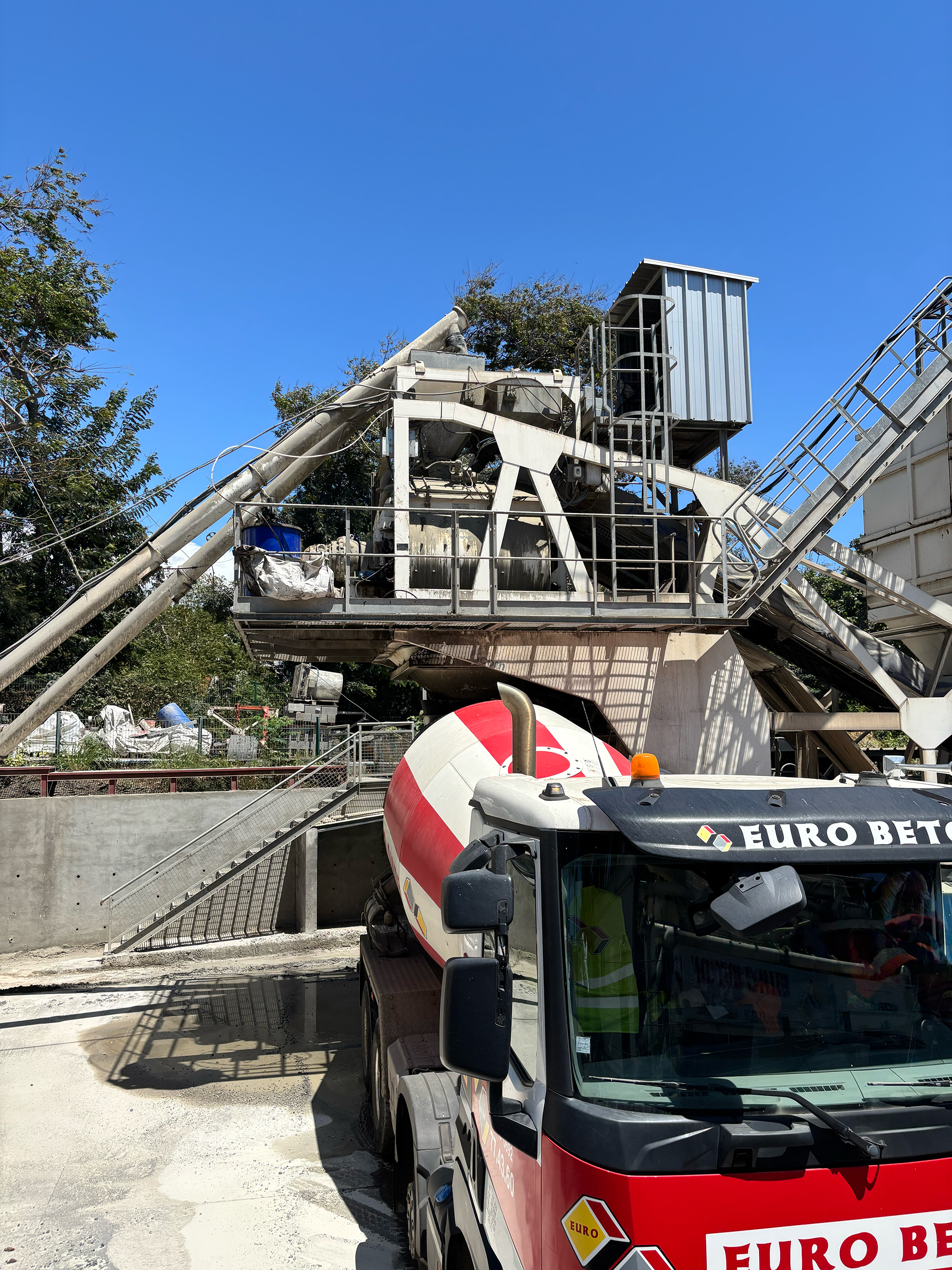 L'un des 3 silos à à ciment